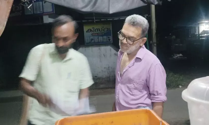 എസ്.ഐ.ആർ: വീട്ടിൽ ആളില്ലെങ്കിൽ നാട്ടിൽ തിരഞ്ഞു പിടിക്കുന്നു, രാത്രിയിലും ഫോം വിതരണവുമായി ബി.എൽ.ഒമാർ എസ്.ഐ.ആർ: വീട്ടിൽ ആളില്ലെങ്കിൽ നാട്ടിൽ തിരഞ്ഞു പിടിക്കുന്നു, രാത്രിയിലും ഫോം വിതരണവുമായി ബി.എൽ.ഒമാർ