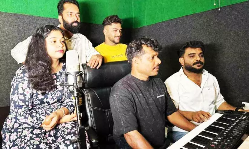 തദ്ദേശം കളമൊരുങ്ങി; ഇനി ‘പാട്ടുംപാടി’ ജയിക്കാം... തദ്ദേശം കളമൊരുങ്ങി; ഇനി ‘പാട്ടുംപാടി’ ജയിക്കാം...