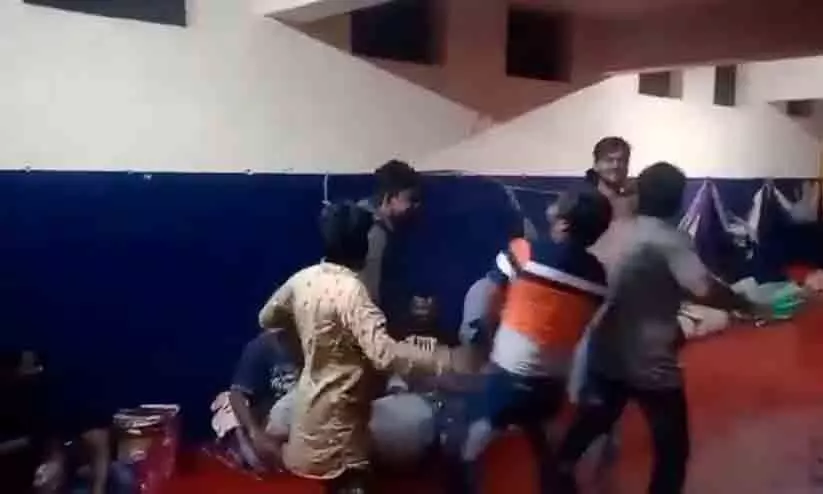 പരപ്പന അഗ്രഹാര ജയിലിൽ തടവുകാർക് മൊബൈൽ, വി.ഐ.പി പരിഗണന; വീഡിയോ പുറത്തിറങ്ങിയതോടെ ജയിൽ സൂപ്രണ്ടിന് സസ്പെൻഷൻ പരപ്പന അഗ്രഹാര ജയിലിൽ തടവുകാർക് മൊബൈൽ, വി.ഐ.പി പരിഗണന; വീഡിയോ പുറത്തിറങ്ങിയതോടെ ജയിൽ സൂപ്രണ്ടിന് സസ്പെൻഷൻ