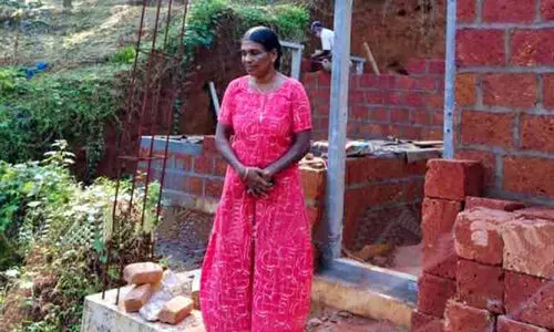 സ്ഥലമൊരുക്കാൻ മണ്ണെടുത്തു; വീടുനിർമാണത്തിന് ഒരുങ്ങിയ കുടുംബത്തിന് നോട്ടീസ്