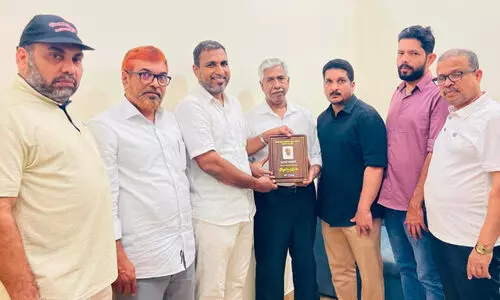 ദീ​ർ​ഘ​കാ​ല പ്ര​വാ​സി​ക്ക് യാ​ത്ര​യ​യ​പ്പ് ന​ൽ​കി