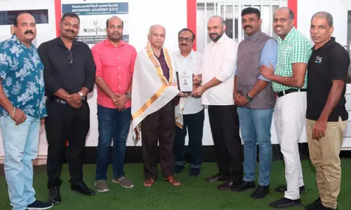 രാ​ജു നാ​രാ​യ​ണ​സ്വാ​മി​യെ ആ​ദ​രി​ച്ചു