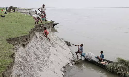‘നദി എത്ര തവണ എന്റെ വീടെടുത്തു എന്നതിന് കണക്കില്ല’; കോപ് ഉച്ചകോടി ഗൗനിക്കാത്ത, ഒറ്റരാത്രികൊണ്ട് ബ്രഹ്മപുത്ര വിഴുങ്ങുന്ന ജീവിതങ്ങൾ