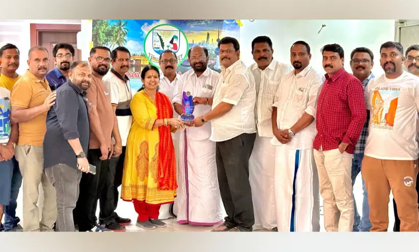 സി​ന്ധു ര​മേ​ശി​ന് കേ​ര​ളീ​യ സ​മാ​ജം കു​വൈ​ത്ത് യാ​ത്ര​യ​യ​പ്പ് ന​ൽ​കി