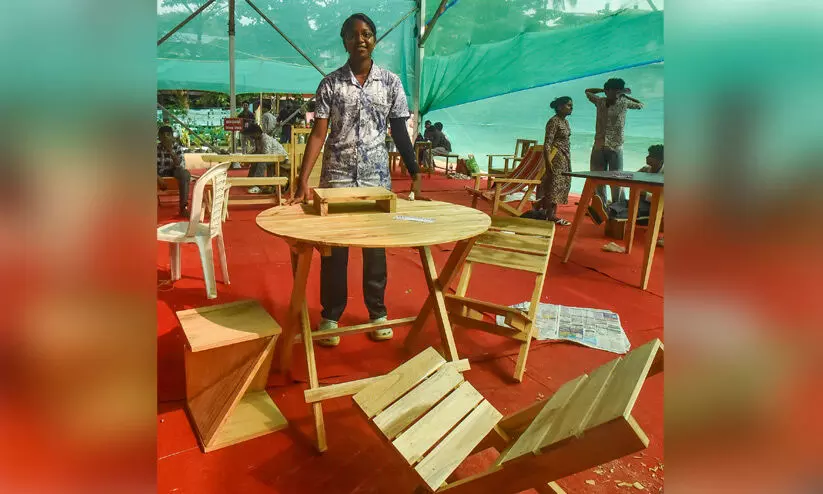 റീൽസിൽ വിരിഞ്ഞ ഫോൾഡിങ് ഡൈനിങ് ടേബിൾ റീൽസിൽ വിരിഞ്ഞ ഫോൾഡിങ് ഡൈനിങ് ടേബിൾ