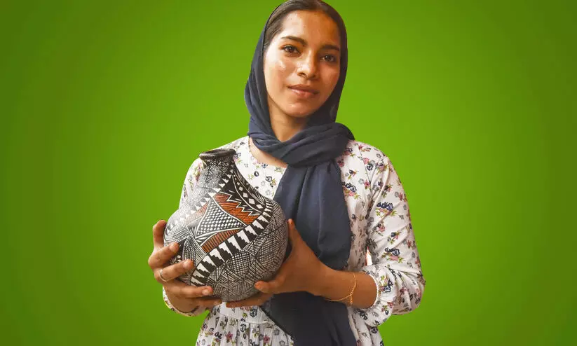 മൺപാത്രത്തിൽ വിരിയും മനോഹര രൂപങ്ങൾ