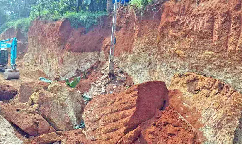 ദേശീയപാത മുക്കാളിയിൽ മണ്ണിടിച്ചിൽ; ഭീതിയോടെ കുടുംബങ്ങൾ ദേശീയപാത മുക്കാളിയിൽ മണ്ണിടിച്ചിൽ; ഭീതിയോടെ കുടുംബങ്ങൾ