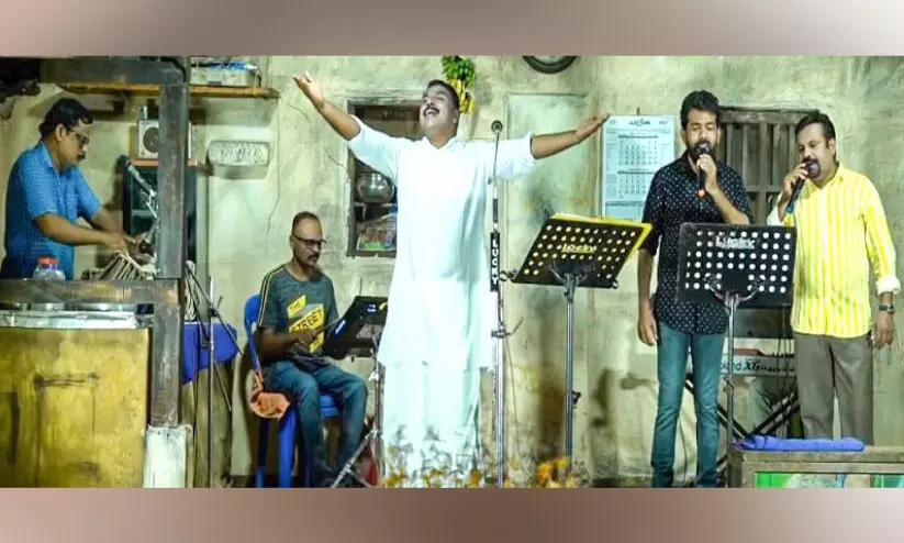 തെരഞ്ഞെടുപ്പ് കാലം കഥാപ്രസംഗ ട്രൂപ്പിന് ചാകര കാലം; പാരഡി ഗാനങ്ങൾക്ക് വസന്തകാലം തെരഞ്ഞെടുപ്പ് കാലം കഥാപ്രസംഗ ട്രൂപ്പിന് ചാകര കാലം; പാരഡി ഗാനങ്ങൾക്ക് വസന്തകാലം