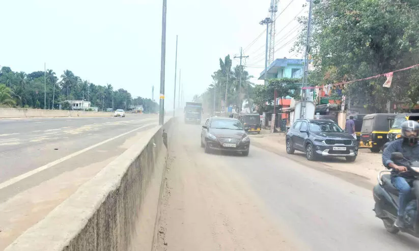 ദേശീയപാത നിർമാണം; പൊടിയിൽ ‘കാണാതായി’ ഏങ്ങണ്ടിയൂർ