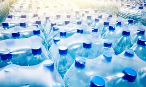 കു​ടി​വെ​ള്ള ബോ​ട്ടി​ലു​ക​ൾ സൂ​ര്യ​പ്ര​കാ​ശ​ത്തി​ൽ സൂ​ക്ഷി​ക്ക​രു​ത്