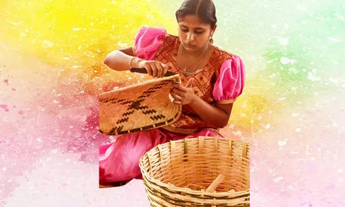 പൊയ്ക്കാലിലിരുന്ന് അവൾ പൊരുതി; മുറിവേറ്റ കൈയും മുറിവേൽക്കാത്ത മനസ്സുമായി