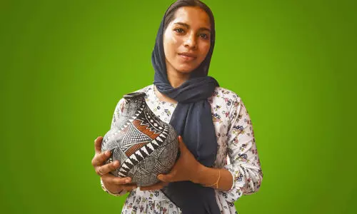 മൺപാത്രത്തിൽ വിരിയും മനോഹര രൂപങ്ങൾ