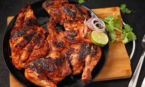 അൽഫാം കഴിച്ചതോടെ വയറിളക്കവും ഛർദിയും, 10,000 രൂപ തരാമെന്ന് ഹോട്ടൽ മാനേജർ; പരാതി നൽകി സ്ത്രീകൾ, ഹോട്ടലുടമ ഹാജരാകണമെന്ന് ഉത്തരവ്