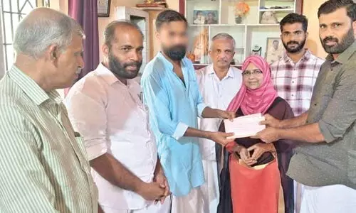 ‘സാ​ന്ത്വ​ന​സ്പ​ർ​ശം: ഷാ​മി​ൽ മോ​ന് സ​ഹാ​യ​നി​ധി കൈ​മാ​റി