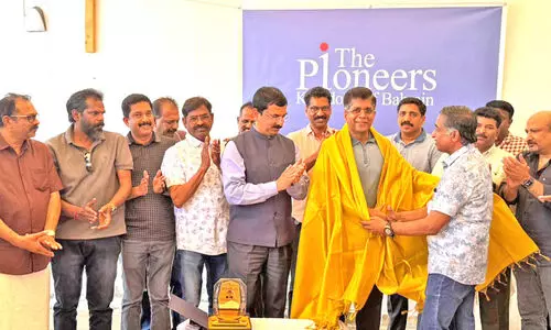 ‘ദി ​പ​യ​നി​യേ​ഴ്‌​സ്’ കു​ടും​ബ​സം​ഗ​മ​ം: പ​മ്പാ​വാ​സ​ൻ നാ​യ​രെ ആ​ദ​രി​ച്ചു