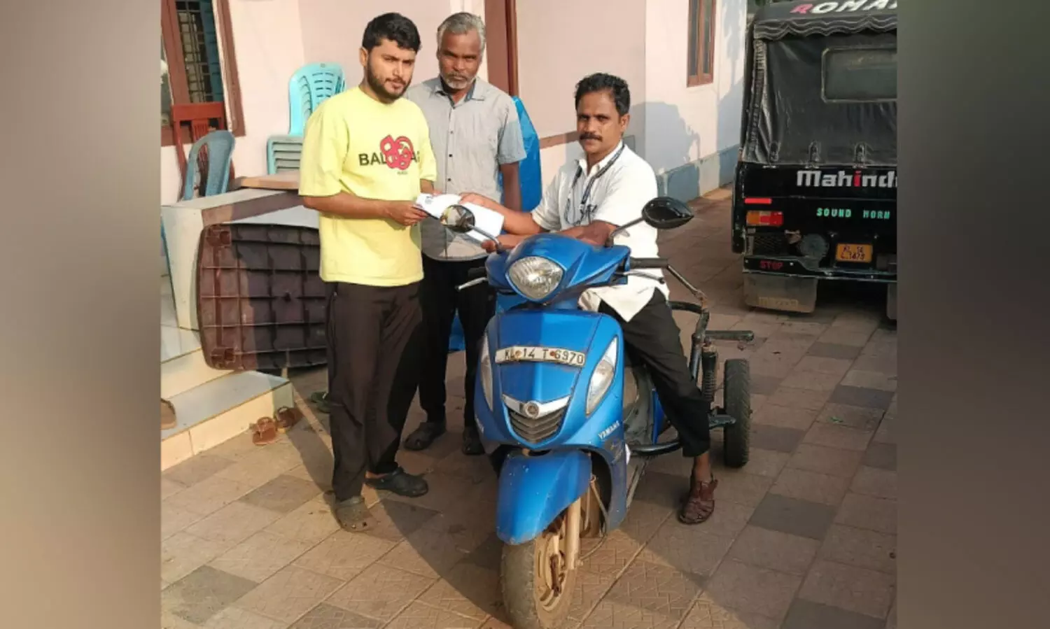 മുച്ചക്ര സ്കൂട്ടറിലെ ‘വോട്ട് തേരാളി’യായി ബി.എൽ.ഒ ഹക്കിം കമ്പാർ