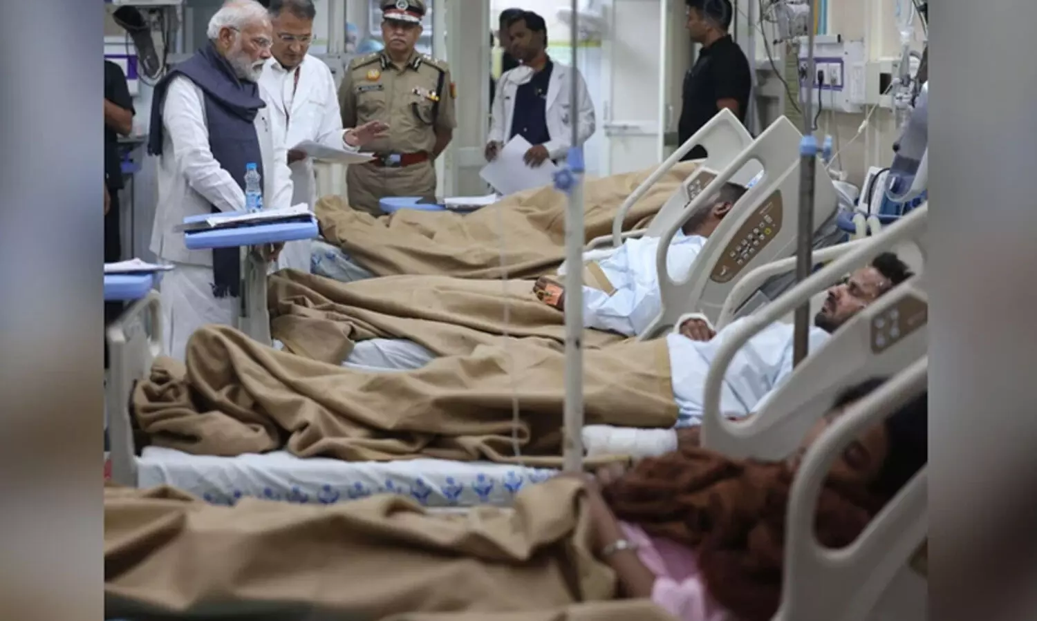 ഡൽഹി സ്ഫോടനം; പരിക്കേറ്റവരെ ആശുപത്രിയിൽ സന്ദർശിച്ച് നരേന്ദ്രമോദി