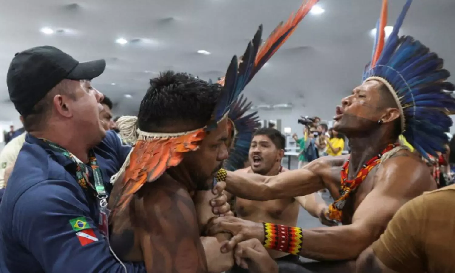 കോ​പ് 30 കാ​ലാ​വ​സ്ഥ സ​മ്മേ​ള​ന​ത്തി​ലേ​ക്ക്  ഇ​ര​ച്ചു​ക​യ​റി പ്ര​തി​ഷേ​ധ​ക്കാ​ർ