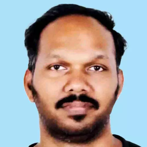 ബൈ​ക്കു​ക​ൾ കൂ​ട്ടി​യി​ടി​ച്ച് യു​വാ​വ് മ​രി​ച്ചു