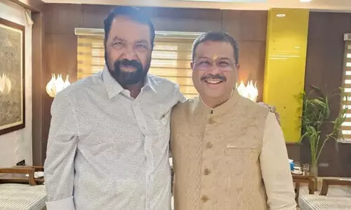 കേ​ന്ദ്ര​മ​ന്ത്രി​ക്ക് ഉ​പ​ഹാ​രം അ​ര​വ​ണ​പ്ര​സാ​ദ​വും അ​ന​ന്ത​പ​ത്മ​നാ​ഭ​ വി​ഗ്ര​ഹ​വും