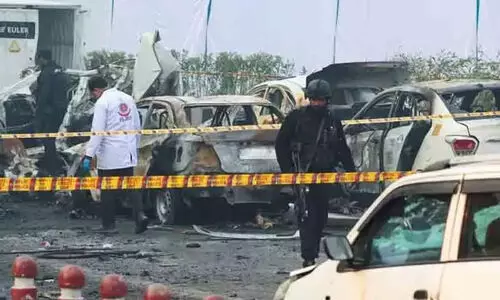 സഹായഹസ്തവുമായി റിക്ഷക്കാരും വഴിയോര കച്ചവടക്കാരും സഹായഹസ്തവുമായി റിക്ഷക്കാരും വഴിയോര കച്ചവടക്കാരും