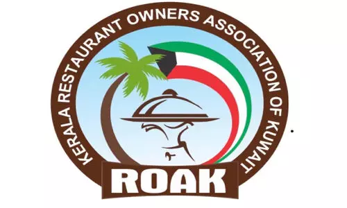 മു​ഖ്യ​മ​ന്ത്രി പി​ണ​റാ​യി വി​ജ​യ​ന് റോ​ക് നി​വേ​ദ​നം ന​ൽ​കി