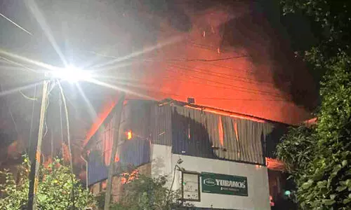 കാരിപറമ്പിൽ വെളിച്ചെണ്ണ ഉൽപാദന കേന്ദ്രത്തിൽ വൻ തീപിടിത്തം