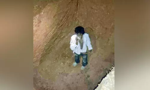 അർധരാത്രി കൺട്രോൾ റൂമിൽനിന്ന് സന്ദേശമെത്തി; കുഴിയിൽ വീണ യുവാവിനെ പൊലീസ് രക്ഷപ്പെടുത്തി അർധരാത്രി കൺട്രോൾ റൂമിൽനിന്ന് സന്ദേശമെത്തി; കുഴിയിൽ വീണ യുവാവിനെ പൊലീസ് രക്ഷപ്പെടുത്തി