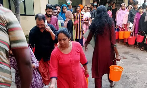 വെള്ളം മുട്ടി മെഡിക്കൽ കോളജ്; നെട്ടോട്ടമോടി കൂട്ടിരിപ്പുകാർ വെള്ളം മുട്ടി മെഡിക്കൽ കോളജ്; നെട്ടോട്ടമോടി കൂട്ടിരിപ്പുകാർ