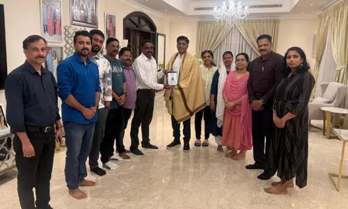 പ​മ്പാ​വാ​സ​ൻ നാ​യ​രെ ആ​ദ​രി​ച്ചു