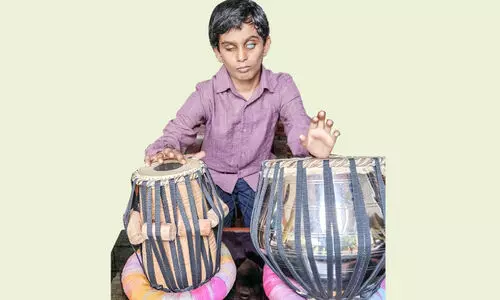 വിധിയേ, തളരില്ല ഞാൻ; കാഴ്ച പരിമിതിയെ മറികടന്ന് പഠനത്തിലും കലയിലും ഒരു പോലെ കഴിവ് തെളിയിച്ച് വൈഖാൻ