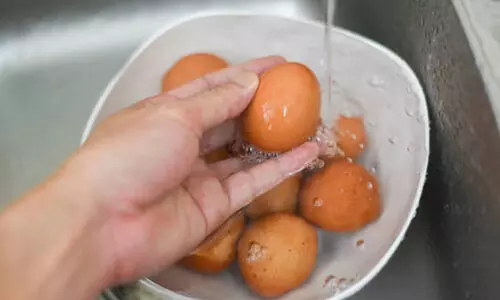 മുട്ട കഴുകിയാണോ ഉപയോഗിക്കുന്നത്? ശരിയായ രീതിയില്‍ കഴുകിയില്ലെങ്കില്‍ ബാക്ടീരിയക്ക് സാധ്യത