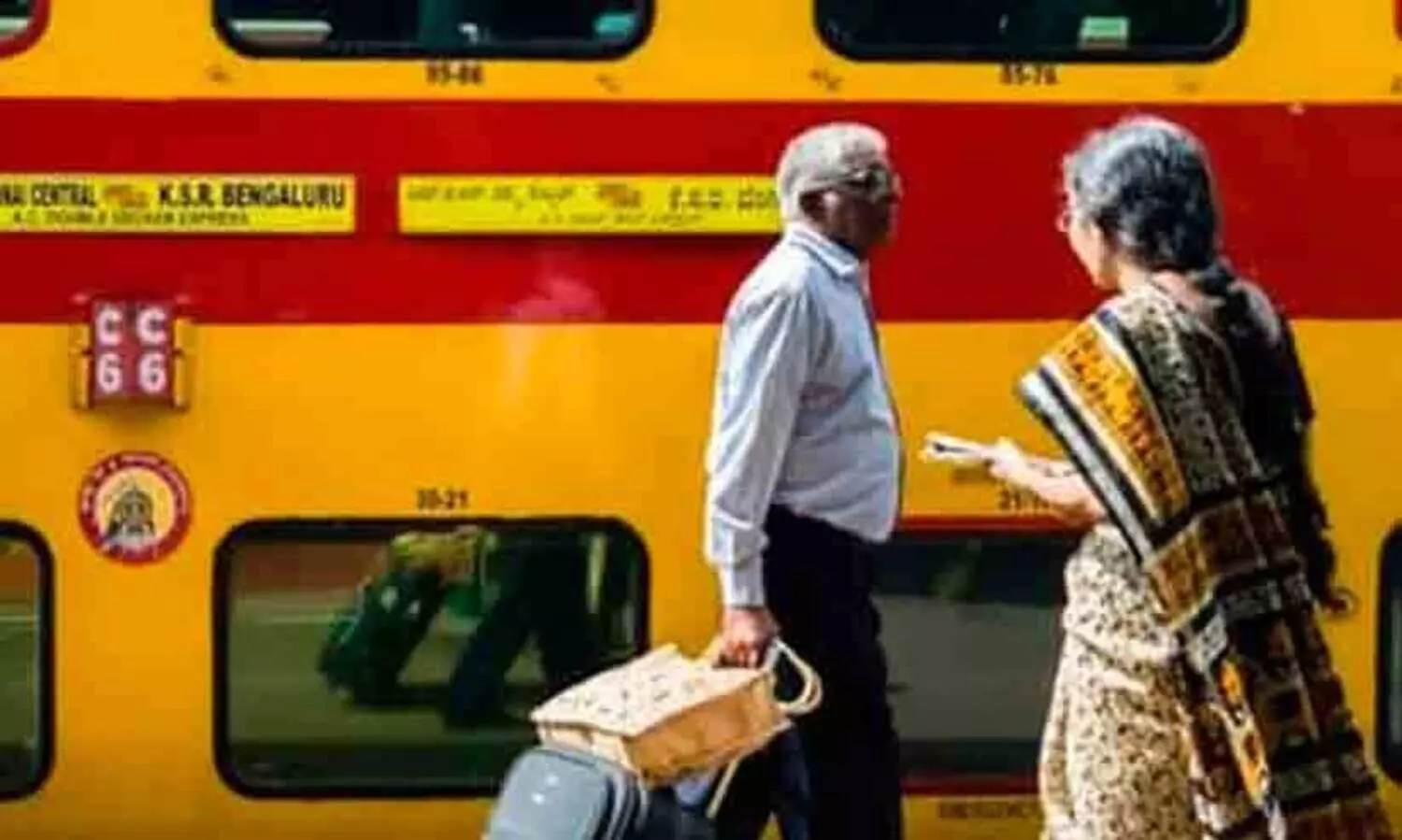 ​ട്രെയിനിൽ ലോവർ  ബെർത്ത് ലഭിക്കാൻ എന്തുചെയ്യണം? ​കുറുക്കുവഴികൾ പങ്കുവെച്ച് ടി.ടി.ഇ VIDEO