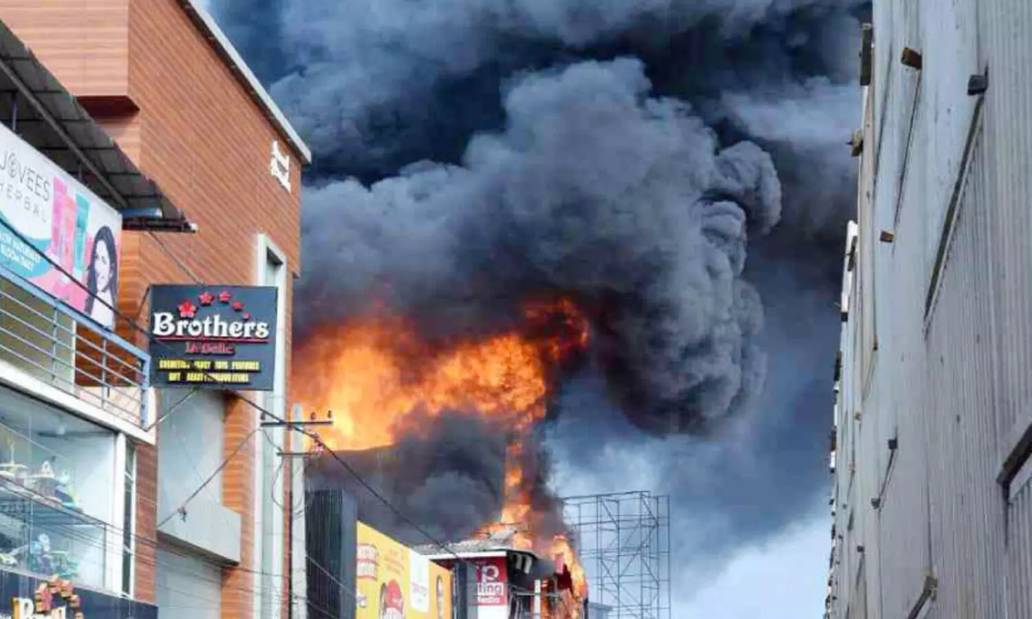 കൊട്ടിയത്ത്  ഡിജിറ്റൽ കളർ ലാബിന്​ തീ പിടിച്ചു; ലക്ഷങ്ങളുടെ നഷ്ടം