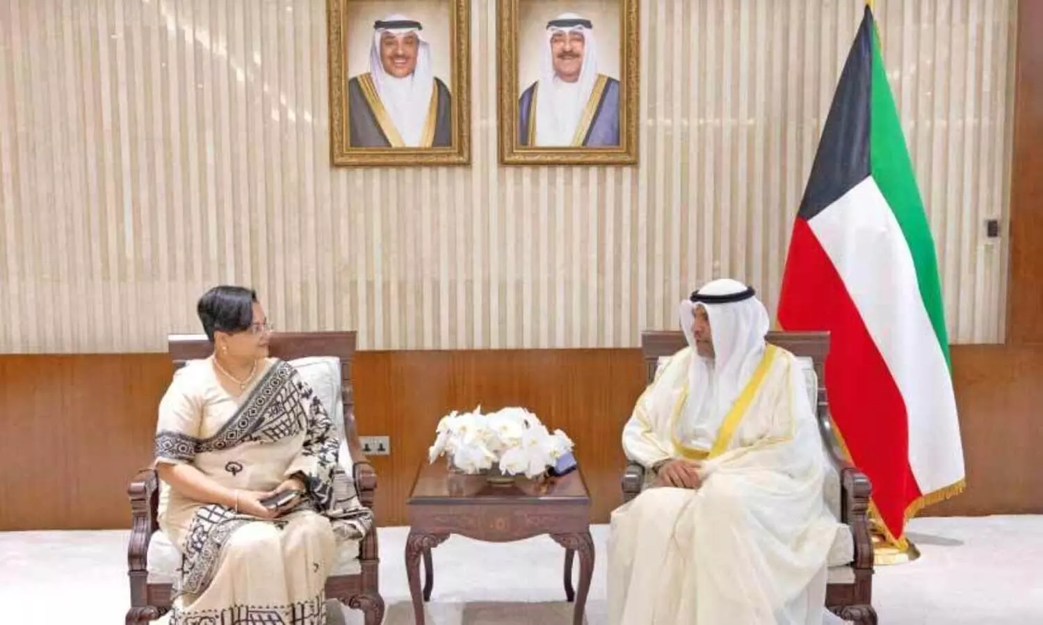 ഇ​ന്ത്യ​ൻ അം​ബാ​സ​ഡ​ർ യോ​ഗ്യ​ത ​പ​ത്രം കൈ​മാ​റി