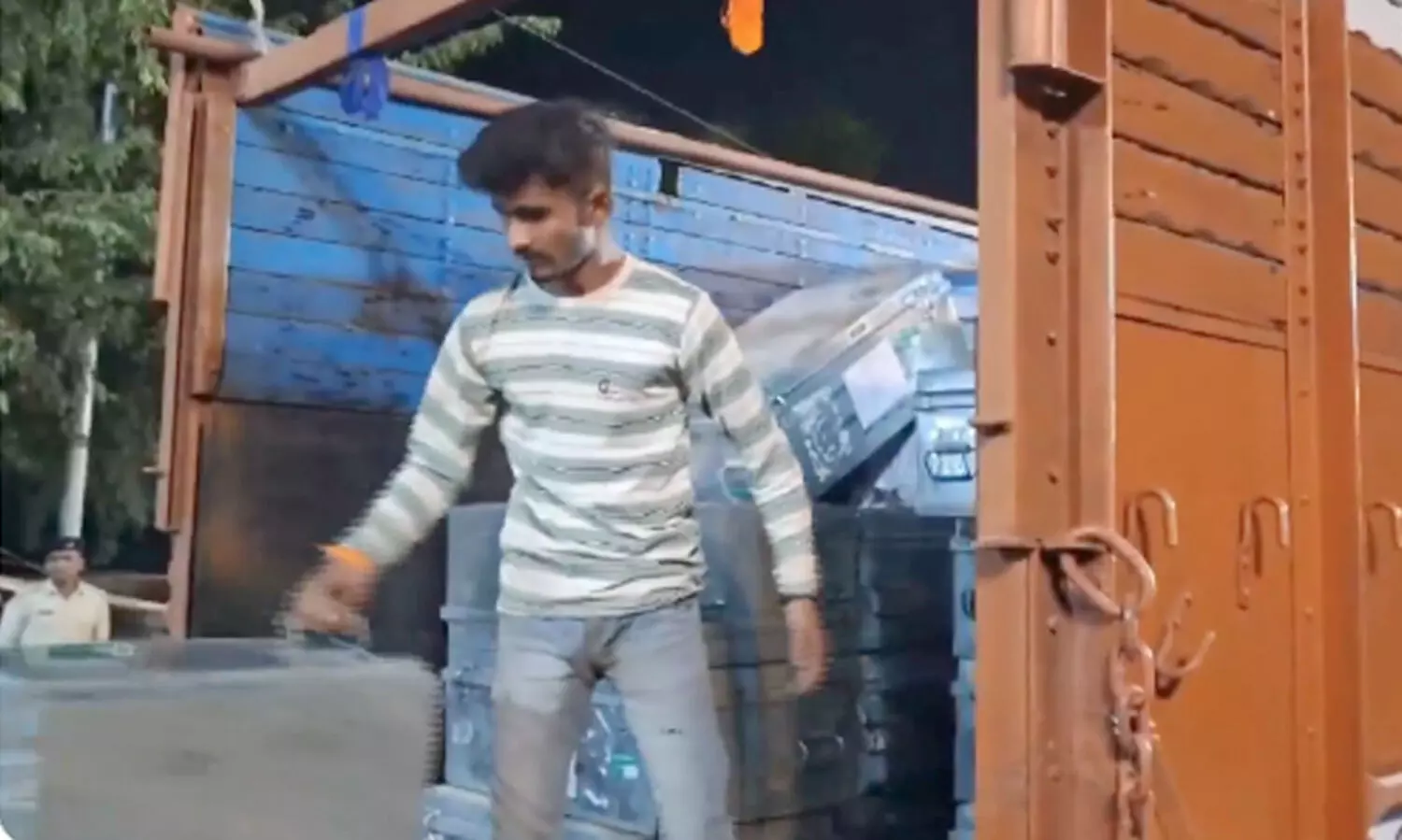 കാ​ലിയായ ഇ​രു​മ്പു​പെ​ട്ടി​ക​ളു​മാ​യി ലോ​റി വോ​ട്ടെ​ണ്ണ​ൽ കേ​ന്ദ്ര​ത്തി​ലേ​ക്ക്; ചോദ്യങ്ങളുമായി ആർ.ജെ.ഡി