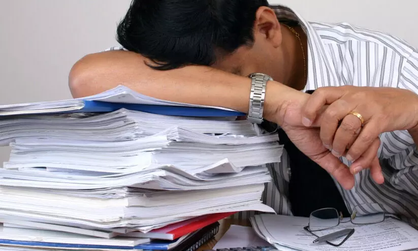 എസ്.ഐ.ആർ മുഖ്യം; ജോലി ഭാരത്തിൽ വീർപ്പുമുട്ടി തെരഞ്ഞെടുപ്പ് ഉദ്യോഗസ്ഥർ എസ്.ഐ.ആർ മുഖ്യം; ജോലി ഭാരത്തിൽ വീർപ്പുമുട്ടി തെരഞ്ഞെടുപ്പ് ഉദ്യോഗസ്ഥർ