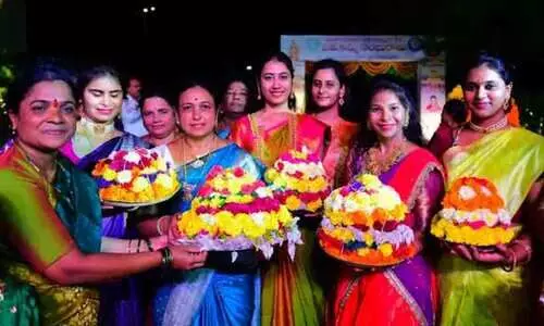 തെലങ്കാനയിൽ ‘ഇന്ദിരമ്മ സാരി’ പദ്ധതിയുമായി രേവന്ത് റെഡ്ഡി സർക്കാർ; വിതരണം ചെയ്യുന്നത് 64 ലക്ഷം സാരികൾ