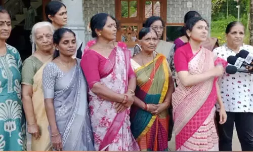 ധ​ർ​മ​സ്ഥ​ല​യി​ലെ ‘കൊ​ല​യാ​ളി​ക​ൾ ആ​രാ​ണ്’; പ്ര​ചാ​ര​ണ​വു​മാ​യി വ​നി​ത നേ​താ​ക്ക​ൾ