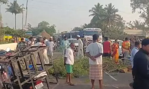 ക​രി​മ്പ് ക​ർ​ഷ​ക​ർ റോ​ഡ് ഉ​പ​രോ​ധി​ച്ചു