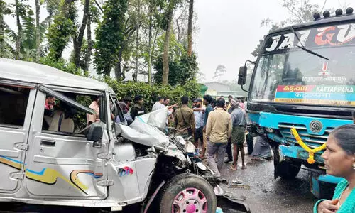 അണക്കര പാമ്പുപാറയിലെ അപകടം; ജീപ്പിൽ തൊഴിലാളികളെ കൊണ്ടുവരുന്നത്കു ത്തിനിറച്ച് അണക്കര പാമ്പുപാറയിലെ അപകടം; ജീപ്പിൽ തൊഴിലാളികളെ കൊണ്ടുവരുന്നത്കു ത്തിനിറച്ച്