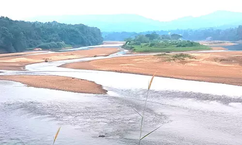 പഴശ്ശി ഷട്ടര് അടക്കാന് വൈകുന്നു; ഇരിട്ടി പുഴ മെലിഞ്ഞുതുടങ്ങി പഴശ്ശി ഷട്ടര് അടക്കാന് വൈകുന്നു; ഇരിട്ടി പുഴ മെലിഞ്ഞുതുടങ്ങി