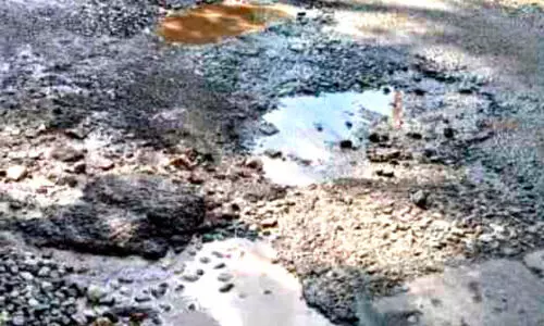 മഴയെങ്കില്‍ വെള്ളം, വെയിലിൽ പൊടി; യാത്രികരുടെ നട്ടെല്ലൊടിച്ച് കൂനമ്പന-കാരക്കോണം റോഡ്