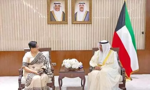 ഇ​ന്ത്യ​ൻ അം​ബാ​സ​ഡ​ർ യോ​ഗ്യ​ത ​പ​ത്രം കൈ​മാ​റി