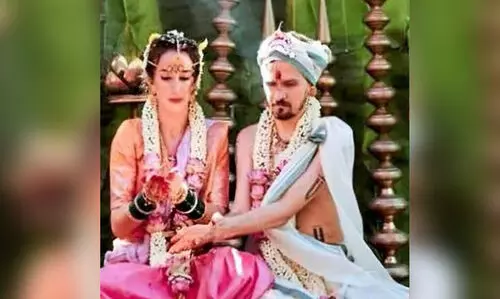 ഫ്രഞ്ച് യുവാവും റഷ്യൻ യുവതിയും കൊല്ലൂരിൽ വിവാഹിതരായി ഫ്രഞ്ച് യുവാവും റഷ്യൻ യുവതിയും കൊല്ലൂരിൽ വിവാഹിതരായി