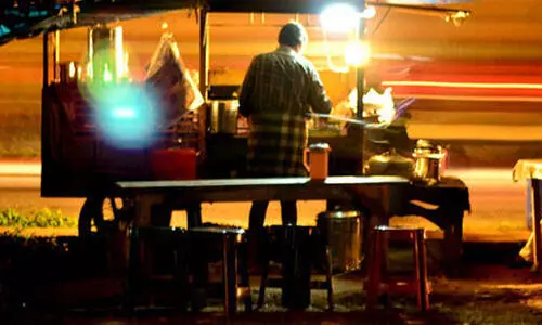 ഭക്ഷണം കിട്ടാൻ വൈകിയത് ചോദ്യം ചെയ്തു; യുവാവിനെ വെട്ടി തട്ടുകടക്കാരൻ