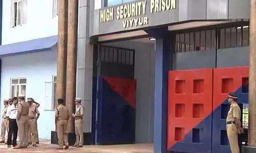 സെല്ലിലേക്ക് മടങ്ങാൻ ആവശ്യപ്പെട്ടു; വിയ്യൂർ അതിസുരക്ഷാ ജയിലിൽ അസി. പ്രിസൺ ഓഫിസറെ തടവുകാർ മർദിച്ചു