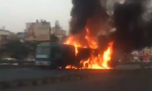 പുണെയിൽ കണ്ടെയ്നർ ലോറി മറ്റുവാഹനങ്ങളിലിടിച്ച് തീപിടിത്തം; എട്ടുപേർക്ക് ദാരുണാന്ത്യം