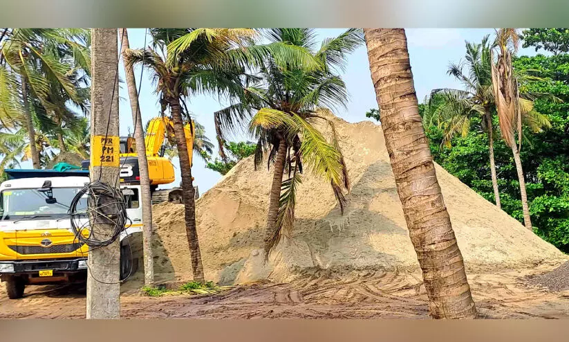 നിർമാണത്തിന്റെ മറവിൽ മണൽ കടത്തുന്നതായി പരാതി