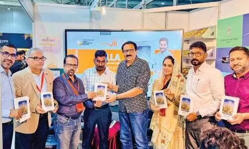 റോ​ള​യി​ലെ വൃ​ക്ഷം ഇ​തി​വൃ​ത്ത​മാ​കു​ന്ന ക​വി​താസ​മാ​ഹാ​രം